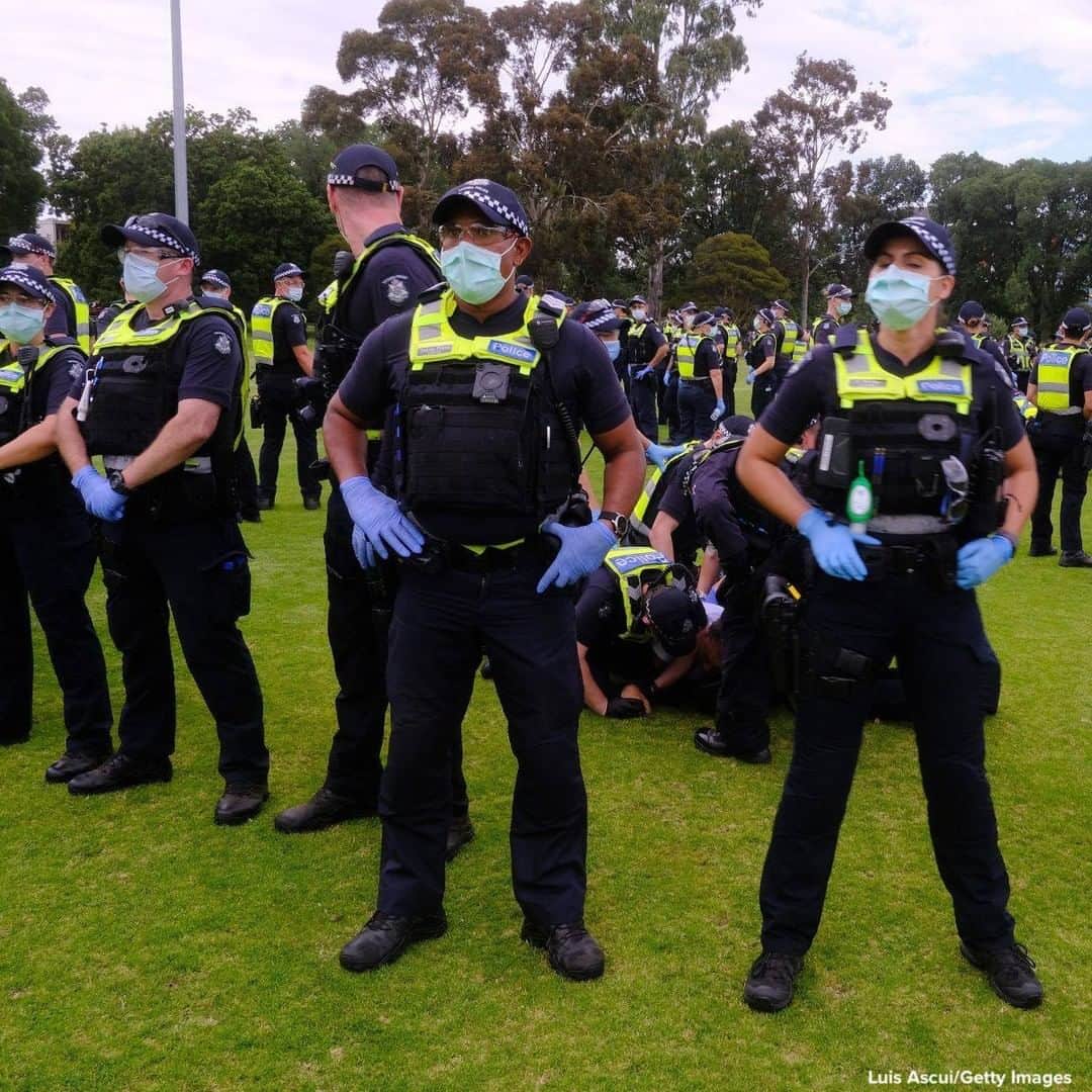 ABC Newsさんのインスタグラム写真 - (ABC NewsInstagram)「Police detain a protester during a Rally Against ‘Mandatory’ COVID-19 Vaccinations in Melbourne, Australia.」2月23日 22時13分 - abcnews