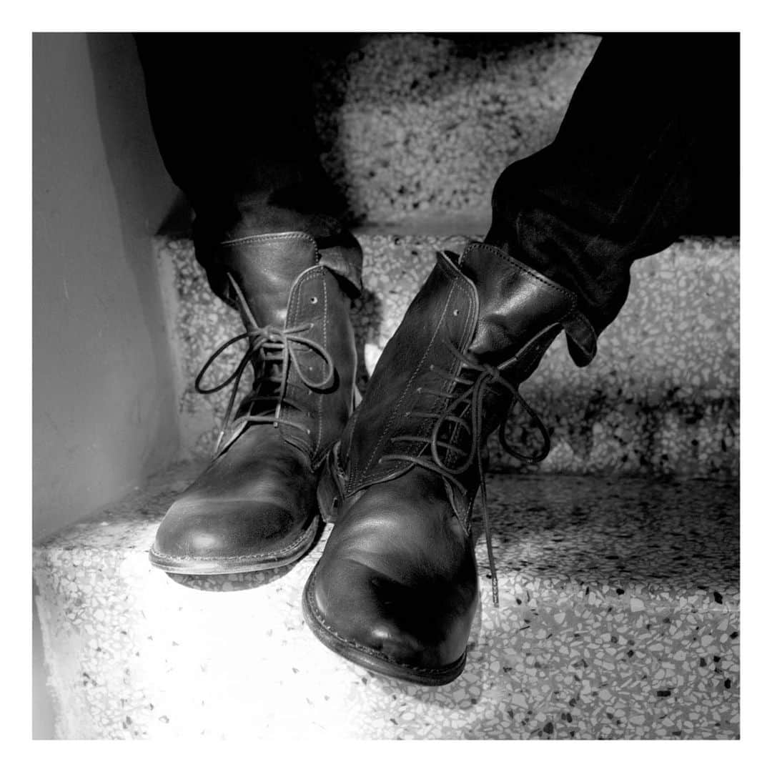 フィオレンティーニベーカーのインスタグラム：「Something you should know about our boots...the more you wear them, the better they look. Paternity-P Emon #fiorentinibaker #entirelymadeinitaly #ss21」