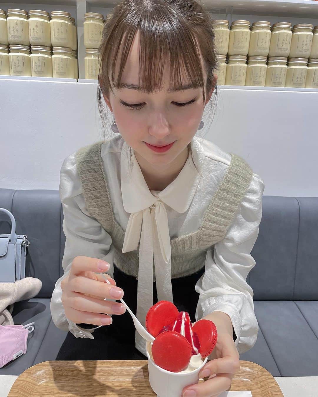 のインスタグラム：「東京駅で迷子になったあとに食べたアイスは美味しかった🍦  #pierreherme #icecreamlover #tokyostation」