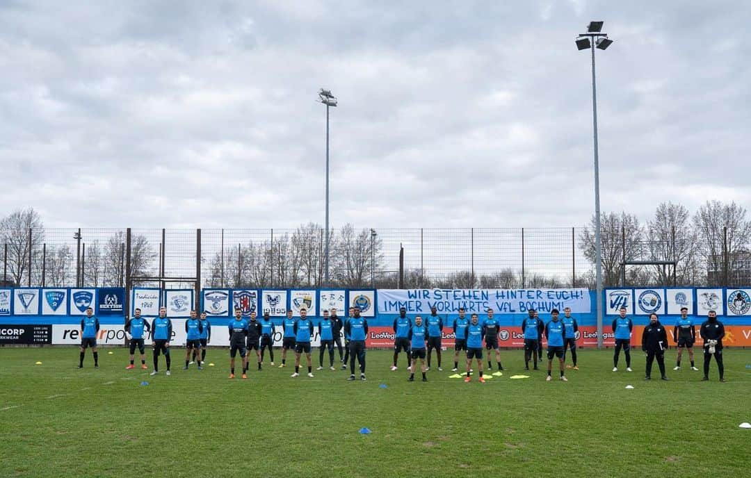 シモン・ツォラーのインスタグラム：「🤝 @vflbochum1848.official」