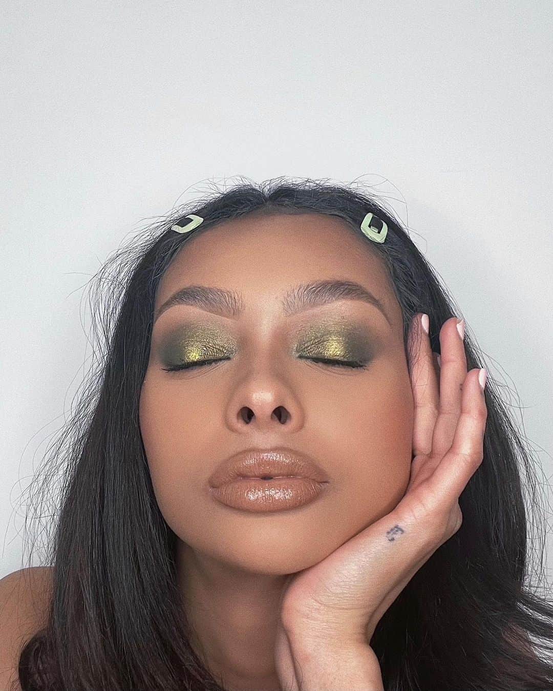 ジェイデ・ピアスのインスタグラム：「💚💚💚  PRODUCTS: Brows- • @benefitcosmeticsuk precisely my brow pencil (shade 4) & @benefitcosmeticsuk gimme brow (shade 4).  Eyes- • @fentybeauty snap shadow eyeshadow palette (10 money- I used shade phat pocket$). • @makeupbymario master metallics eyeshadow palette (used “metallics 6” from this palette. • @makeupbymario master metals eyeshadow palette (used shade gold in the centre of my lid). • @benefitcosmeticsuk magnet mascara. Face- • @narsissist soft matte complete foundation (shade Aruba). • @narsissist radiant creamy concealer (shades sucre d’orge & ginger). @benefitcosmeticsuk hello happy air stick foundation (used shade 9 to contour). • @lauramercier translucent loose setting powder (shade translucent honey). • @glossier cloud paint (shade dawn). Lips- • @morphebrushes lip liner (shade sweet tea). • @maccosmeticsuk lipstick (shade naturally transformed). • @glossier lip gloss (shade clear)」