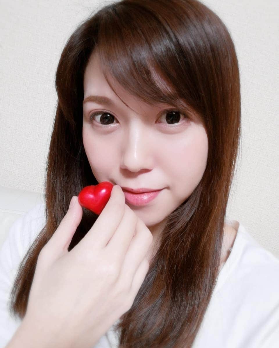 瀬戸マドカのインスタグラム：「🍫heart❤️ · 可愛いチョコレート、中身はホワイトアールグレイ味でした🍫 · 差し入れやプレゼントやお花💐などお家で癒されてます🧸·私にとっての１番のプレゼントは応援して下さる方のお存在です🌈 · いつもyellありがとうございます🤗 · · · #瀬戸マドカ #チョコレート #ハートチョコレート #バレンタイン #heart #chocolate #japanesegirl #photo_jpn」