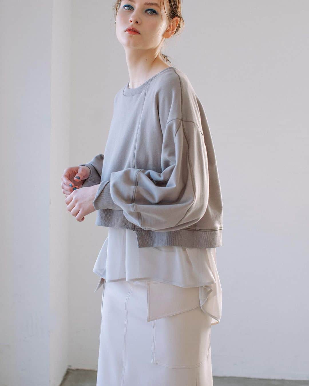 AULA AILAのインスタグラム：「【AULA AILA 2021 SS COLLECTION】  REVERSIBLE PULLOVER	 COLOR: OFF WHITE/GRAY/BLACK SIZE:0  ¥15,000   ✔️OFFICIAL WEB STOREにて好評発売中。」