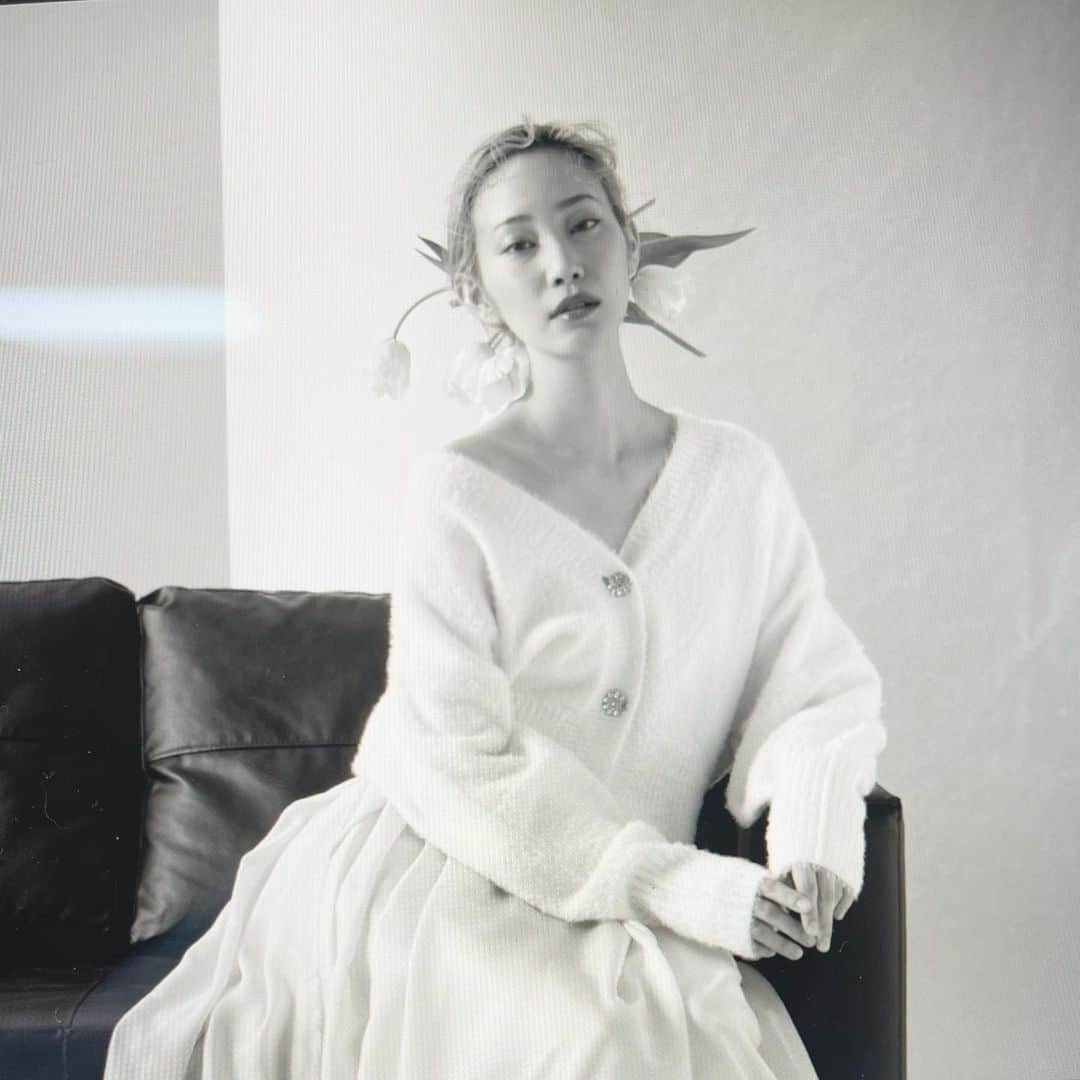藤本奈月のインスタグラム：「フラストレーションが溜まると、振り切った事をやろうとしてしまう。 やりたい！やる！って言い出したら、いいね！やろうよ！って言って集まってくれる人達が居る。 全てボランティアで、利益？いらんよ！面白そうやん！って。 そう言う星の元に生まれたからには、やっちゃうしかないよね〜。  03/25 at.天神モノリス　福岡 creative project  @fukuoka_creative_project  伸び伸びと、ノークライアントワークで 楽しい事をやりましょう。 現在、モデル、ヘアメイク、募集中です。 ストーリーズをチェックしてくださいね！」