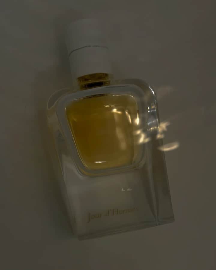 ベレン・ロドリゲスのインスタグラム：「Il mio profumo @hermes #jourdhermes 🤍」