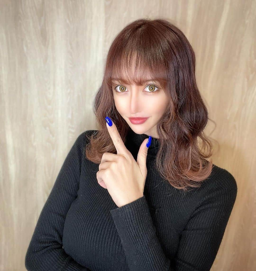 のインスタグラム：「あんじゅちゃんに 髪染めてもらった❤️✨ ポーズは平成初期！  巻きかた可愛すぎて神ヤァ😭 @lapis_anju ありがとう😭  毛先ピンクぽいのが めちゃくちゃ可愛い💕  カラコンは @nanalens_jp @nanalens.official  #moodist の #citrusbrown です👀  発色が綺麗でとてもお気に入り🤲  #hairstyle #ヘアアレンジ #ヘアスタイル #巻き髪  #ピンクベージュ #ピンクヘアー  #ピンクブラウン #髪色ピンク  #髪色チェンジ #PR #ヘアカラー #ラピステラス  #ラピステラス渋谷 #あんじゅ #ラピスあんじゅ #contactlenses  #lenses #コンタクト #カラコン #グリッターカラコン #韓国カラコン #カラコンレポ #カラコンレビュー #カラコン着画 #ハーフカラコン #カラコン通販 #アイメイク #メイク」