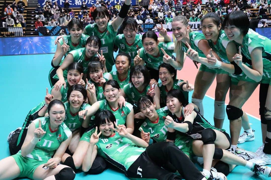 芥川愛加さんのインスタグラム写真 - (芥川愛加Instagram)「・ 2020-21 V.LEAGUE DIVISION1 WOMAN vs東レアローズさんとの決勝で3-1で勝利し 二年連続優勝する事が出来ました🏆 ・ 昨年優勝し、今シーズンはチーム初の二連覇を目指し ｢再耀｣のスローガンのもとチーム一丸となって戦ってきました。 ・ 嬉しい時、苦しい時どんな時でも目標に向かって 一人一人考え立ち向かい、 チームの結束を深め戦い抜いた結果が 二連覇に繋がったと思います。 そんなチームの皆の事を私は誇りに思ってるし 感謝の気持ちでいっぱいです。 ・ 今シーズンコロナ禍の中で大変なことばかりでしたが リーグを進めるにあたって関わってくださった全ての方々にも 感謝の気持ちでいっぱいです。 ありがとうございました。 ・ そしてファンの方たちとは 今シーズンお会い出来る機会が少なかったですが 変わらない熱いご声援を頂きありがとうございました！ その感謝の気持ちを少しでもプレーや結果で お伝えすることが出来たなら幸いです。 また皆さんと前みたいに普通に応援できて 熱気溢れた試合をしたり 交流できる機会が一日でも早くくることを願っています。 ・ チームは優勝はしましたが個人的に本当にまだまだです。 しっかりと見つめ直し改善して 次に向けて頑張っていきたいと思います。 ・ そしてV.Cupは続きます。 今まであまり出場機会の少なかった選手たちの プレーも大舞台で観ることが出来ます！ マーヴェラスのどの選手も凄い選手揃いで 活躍が期待される選手ばかりです！！ 引き続き会場に足を運んでいただいたり 画面越しでも沢山の熱いご声援をよろしくお願いします💚 ・ ・ #JTマーヴェラス #二連覇 #達成 #20210221 #再耀 #二年連続金テープ #幸せな景色 #最高の仲間たち #皆の笑顔が大好き #沢山の人に感謝 #最後はミドル陣で📸💚」2月23日 22時27分 - aika_akutagawa