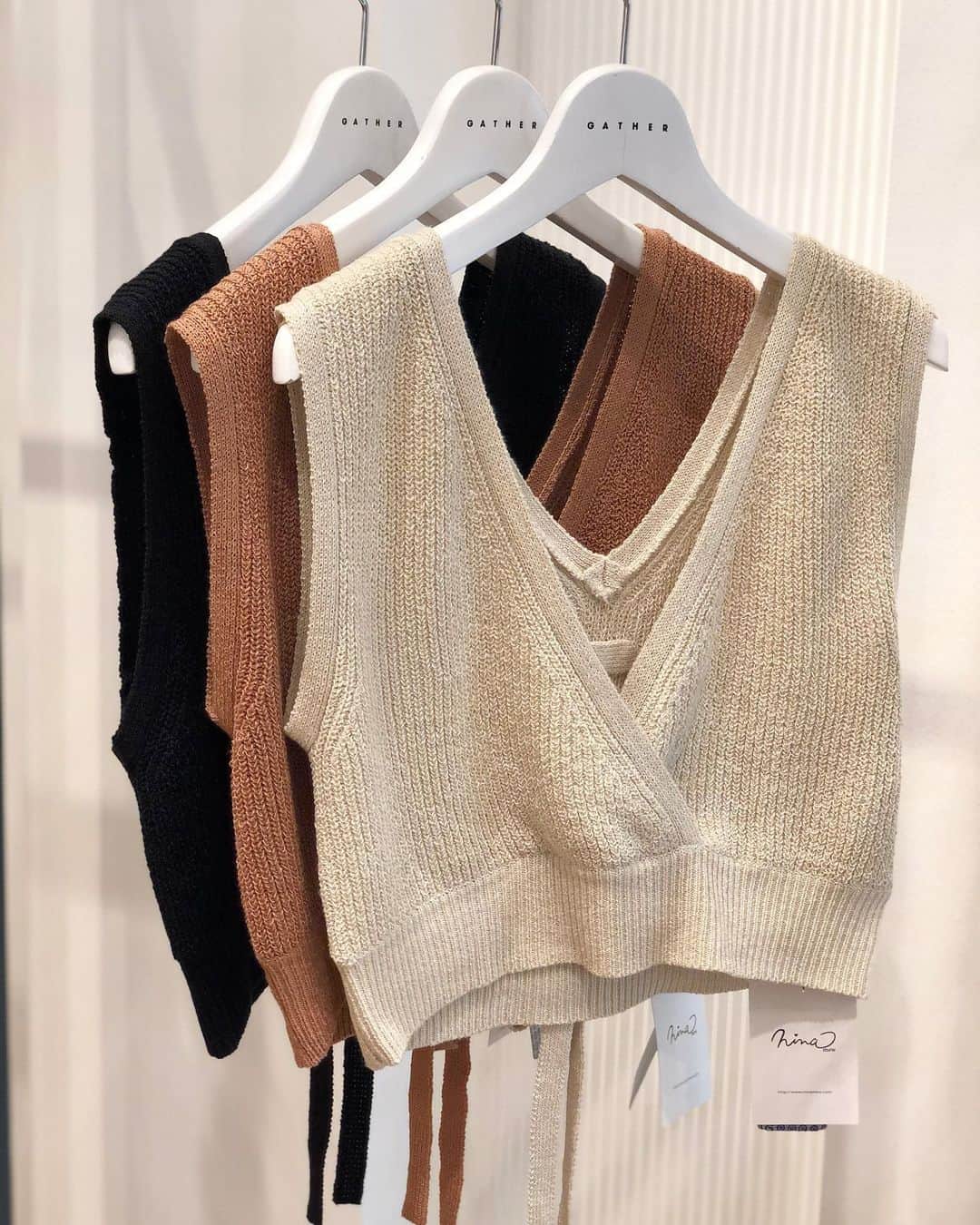 新谷美奈のインスタグラム：「.﻿ ﻿ Nina mew Spring Collection🌷﻿ ﻿ 重ねたビスチェは﻿ 前後どちらでも着れる2WAY🐝﻿ 深めのカシュクールを前にして大人っぽく。﻿ レースアップを前にして可愛さを。﻿ その日の気分で楽しめちゃう☺️🌸﻿ ﻿ ニットに！シャツに！ワンピースに！﻿ とにかくこの春はビスチェを重ねましょ💕﻿ ﻿ Nina mew﻿ knit ¥18,000+tax﻿ ﻿ @ninamew_official#Ninamew#ニーナミュウ#セレクトショップ#selectshop」