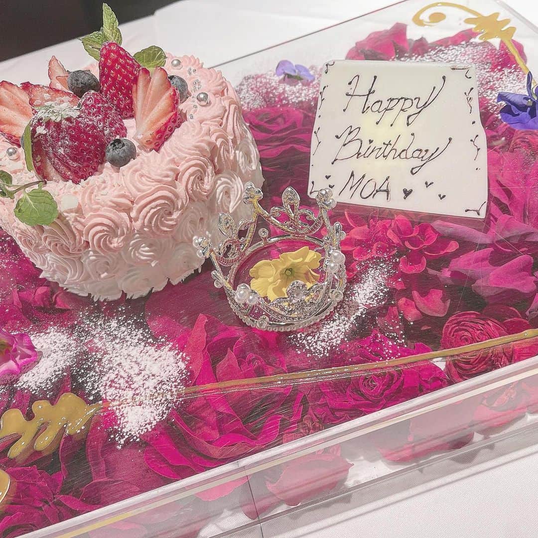 舞城モアサさんのインスタグラム写真 - (舞城モアサInstagram)「. . 可愛すぎるケーキに可愛いすぎるティアラ💕 私は何歳になってもプリンセス👸🏻でいます〜🤪🤟🏻 . #可愛い #ケーキ #birthday #pink」2月23日 22時38分 - maishiro_moasa