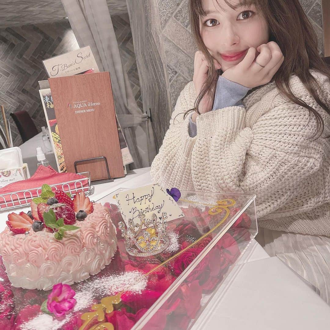舞城モアサのインスタグラム：「. . 可愛すぎるケーキに可愛いすぎるティアラ💕 私は何歳になってもプリンセス👸🏻でいます〜🤪🤟🏻 . #可愛い #ケーキ #birthday #pink」