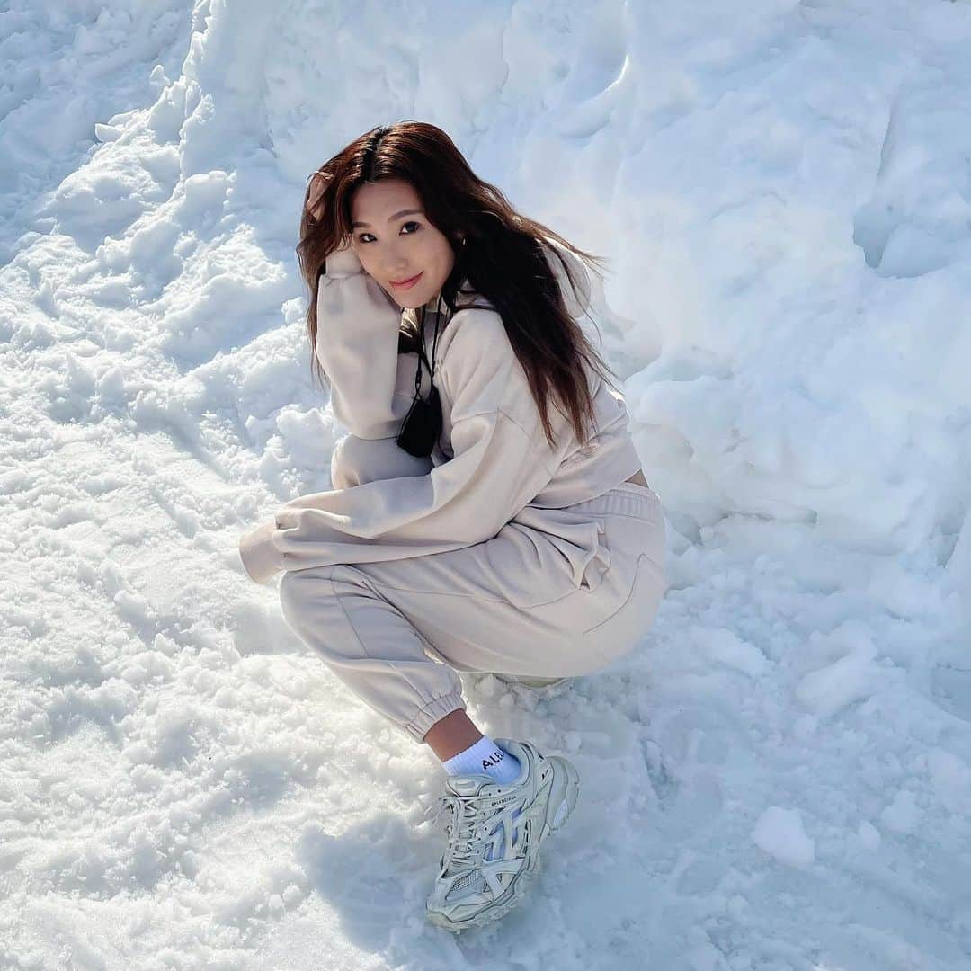 小竹麻美のインスタグラム：「この冬 スウェットセットアップに頼りまくりでした❄️🤍  #alexiastam  #balenciaga」
