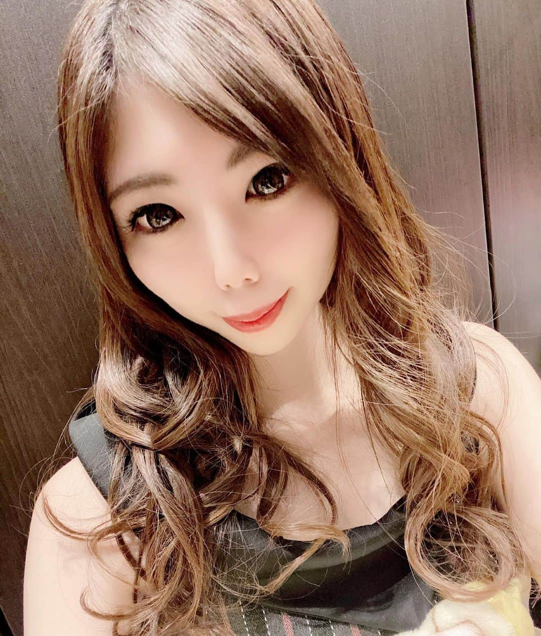 安藤ユキのインスタグラム：「今日はおやすみっ  朝から不動産行って狙ってたお家審査通ったから契約してきた！引越しするん(´•⌔•`)❣️  #バルセロナグループ #キャバ嬢 #キャバクラ #北海道 #札幌 #すすきの #美女 #美人 #美容 #可愛い #ニュークラブ #ホステス #ススキノ #ラウンジ #ガールズバー #飲み屋 #水商売 #呑み #キャバ #かわいい女の子 #さっぽろ #ニュークラ嬢 #ポケパラ #ナイツ #ニュークラ #ニュークラ嬢 #すすきのグルメ #札幌観光 #likefoflike #follow4follow」