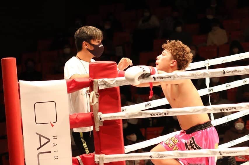 大沢文也さんのインスタグラム写真 - (大沢文也Instagram)「前を向くしかない。 腐らず前を向いて走れ  #kickboxing #キックボクシング #rise #セコンド」2月23日 22時39分 - fumifumi_k1