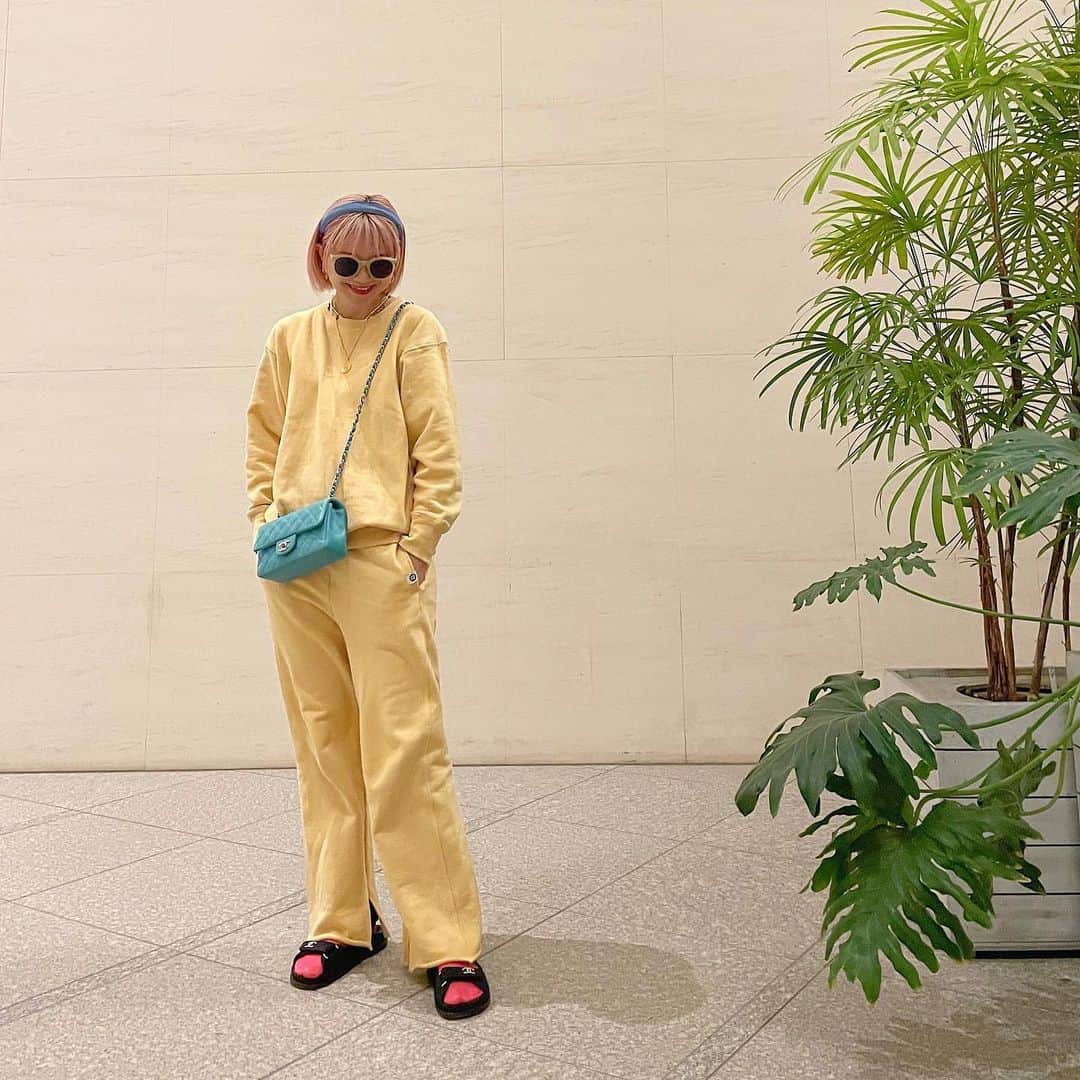橋本江莉果のインスタグラム：「🌼🍋🍌🧀🛵﻿ ﻿ 早速届いたばかりの @null._official_ の #スウェット#セットアップ を💛﻿ ﻿ 卵みたいな絶妙な #イエロー がかわいい🐥🍳﻿ ﻿ #coordinate #outfit #ootd #fashion #style #styling #yellow #setup﻿ ﻿ クレジットは #WEAR 👉🏻【erica0114】﻿ またはタップにて👆🏻📝」
