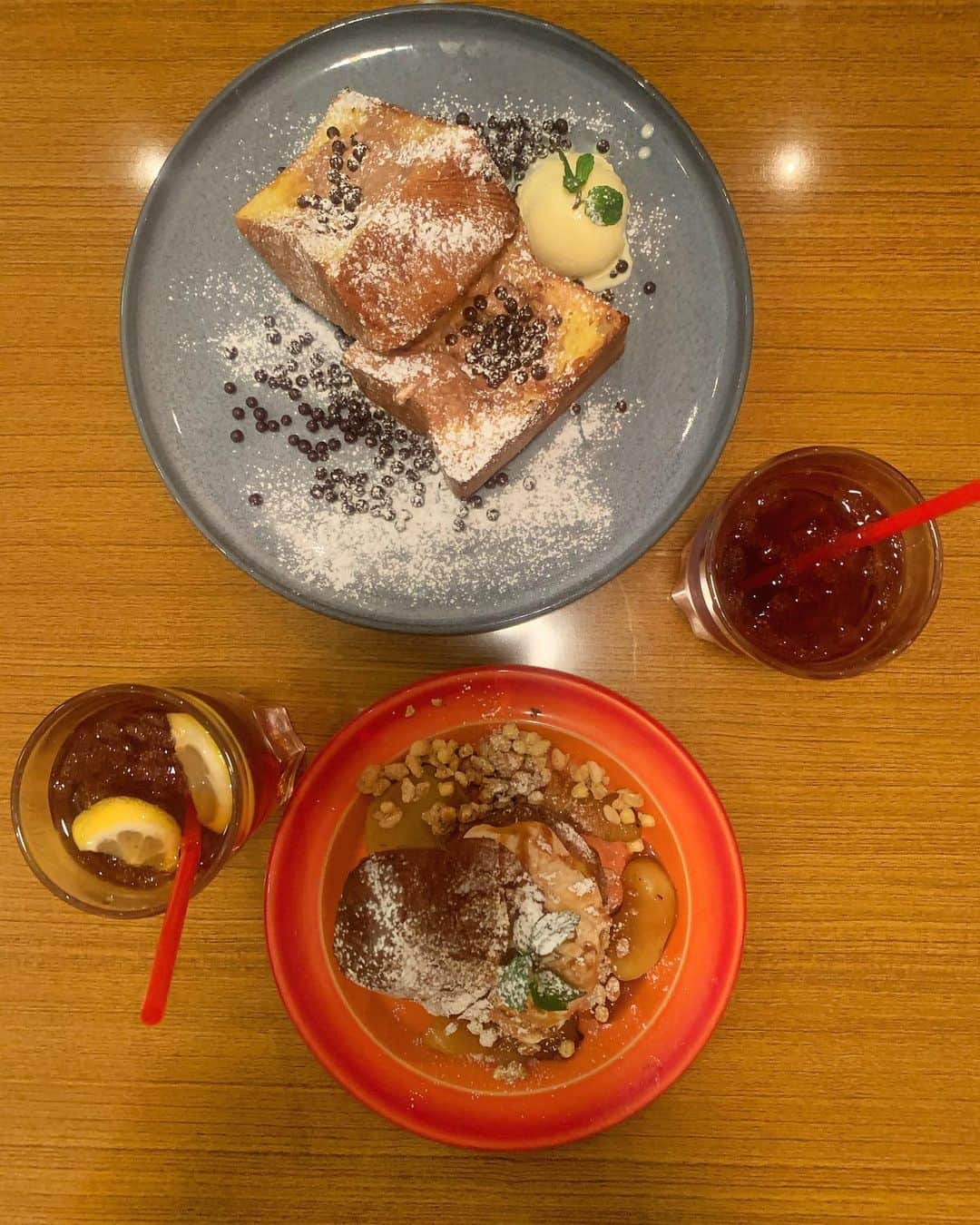 遠藤みゆのインスタグラム：「やっぱりカフェはなんだかオシャレになった気がして良いですね☺︎ . ちなみに私はいつも紅茶を頼みがちです(笑) . #カフェ #カフェ巡り #過去pic」