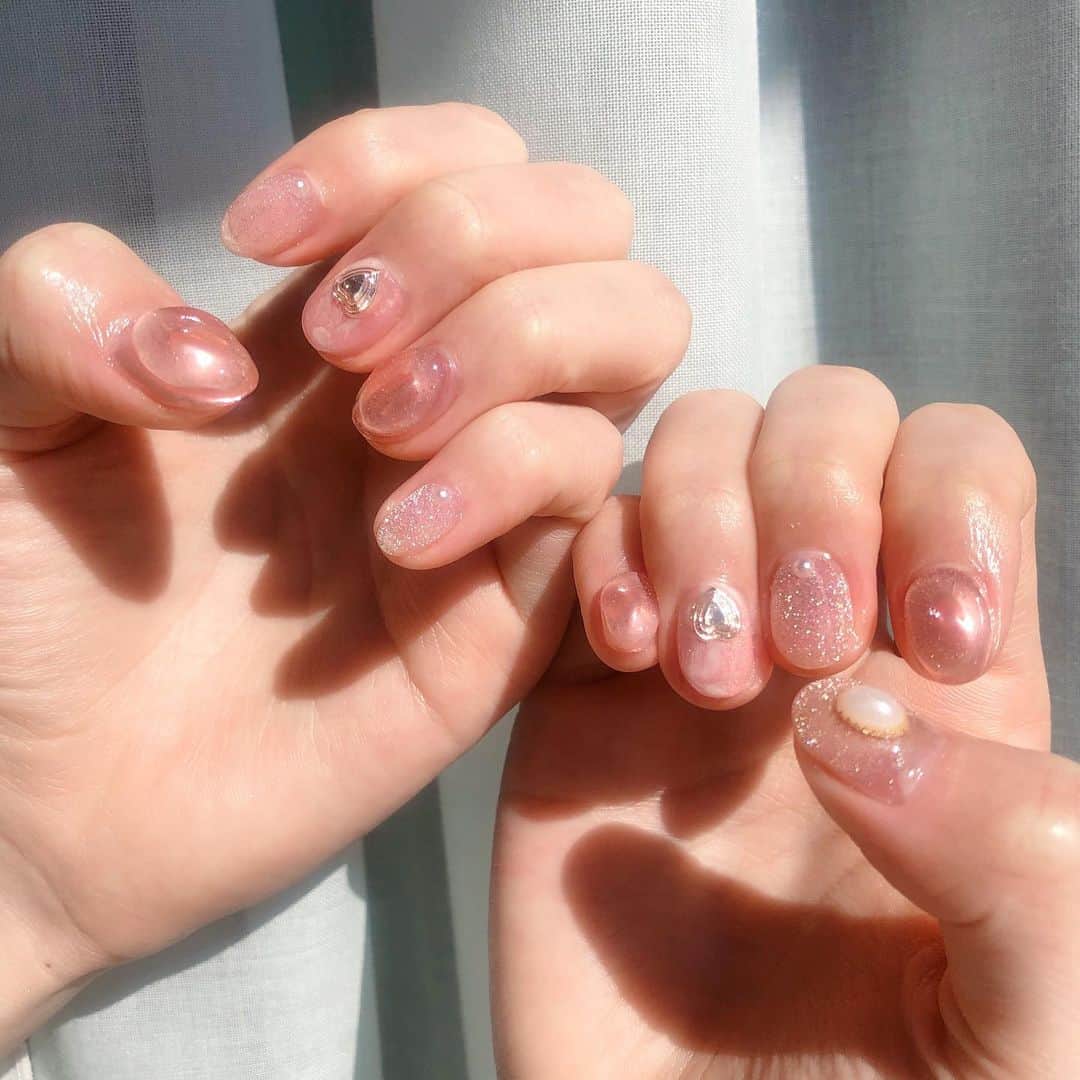 のインスタグラム：「. ちゅるんネイル💅🤍 . . 久しぶりにネイルしてきました(∩ˊᵕˋ∩)･* . ぷっくりパーツを載せたりマグネットネイルも 入れてもらいながら全体的には淡いピンクに🌸 . . 爪が可愛いとテンション上がるね🥺💓 . . #ネイル #ネイルサロン #ジェルネイル #マグネットネイル #ちゅるんネイル #ピンクネイル #ネイルデザイン #ネイルアート #春ネイル #ラストアイドル #篠原望」