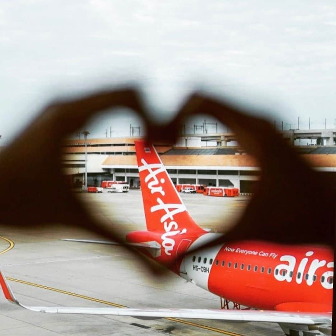 エアアジアのインスタグラム：「All hearts to you for holding on to those travel dreams! Just hang in there, everyone! ✈️❤️🙏🏻  For now, always keep safe and stay at home. #airasiaForEveryone __________ Photos by @holdhands_journey @awanspotter」
