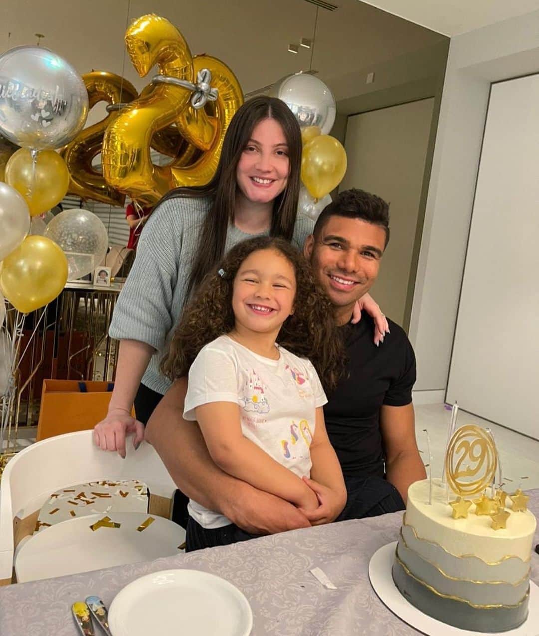 アナ・マリア・カゼミーロのインスタグラム：「🎈Parabéns minha Vida @casemiro !!! Te amamos muitooooo👨‍👩‍👧‍👦 Que orgulho da sua trajetória, do homem que você é, e do amor que tem pela nossa familia!! Super marido! Super pai! Super profissional! Que você continue conquistando todos os seus sonhos e objetivos. Sempre vamos estar ao seu lado, te apoiando, amando e lutando ao seu lado. Deus te abençoe!!!🙏🏻 Parabéns🥳🥰🎉 #bday29」