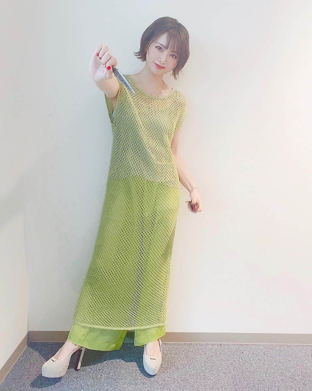 のインスタグラム：「#apex の大会でした:*:･o(*´ε`*)o･:*:  初めての大会緊張しすぎて 手も足も出ない状態でしたが ほんとに素晴らしい大会だったと思います🥰  優勝したチームの方々 すごかったなぁ、、  私も上手くなれるようにもっともっと頑張ります！  チーム一緒だったコスプレイヤーのお二人に出会えたこと。 感謝です。  とりあえず目指せダイヤ💎  #RAGEPARTY #apexlegends  #最近はヒューズつかいですが何か？ #今日はブラハとコースティックで挑戦　 #ootd #code #fashion」