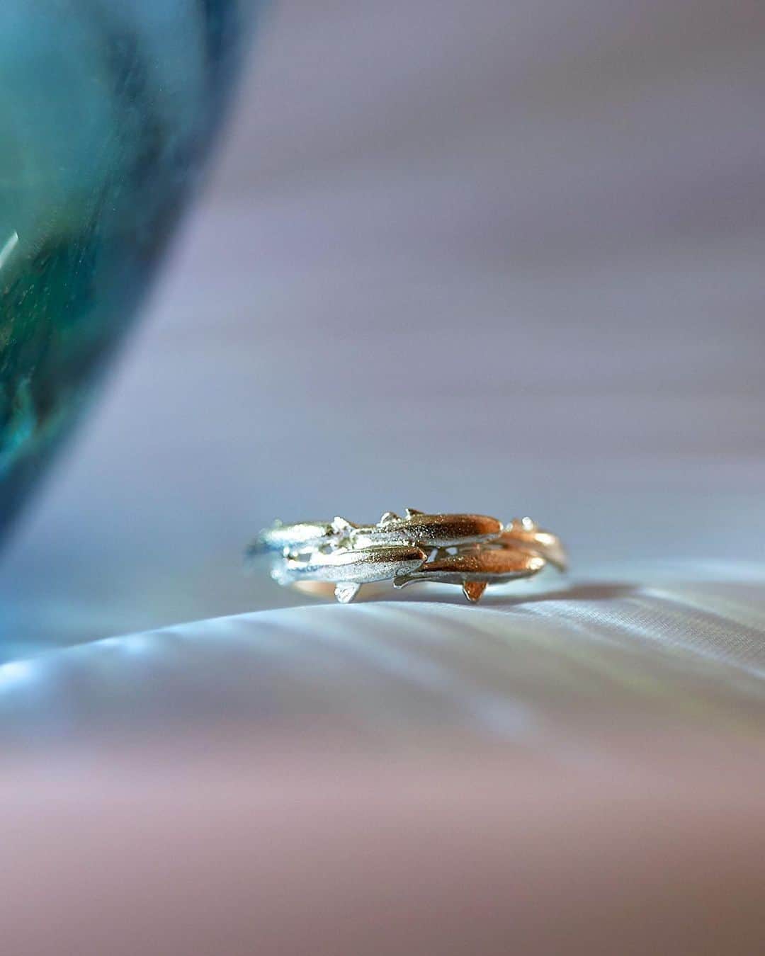 アレックスモンローさんのインスタグラム写真 - (アレックスモンローInstagram)「Who in your shoal can't you wait to be reunited with? 🐠✨ ⠀ Often glimpsed as flashes of silver in the water, a sparkling shoal of fish is captured in our sleek, and meaningful stacking ring! 🐠 🐠 🐠 ⠀ ⠀ #AlexMonroe #HandmadeinEngland #InspiredbyNature #EthicallyMade #SustainableJewellery」2月23日 22時41分 - alexmonroejewellery
