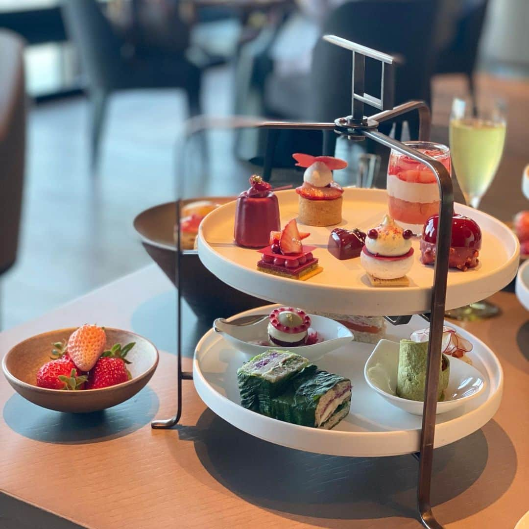 林希乃花さんのインスタグラム写真 - (林希乃花Instagram)「Pretty Woman Afternoon Tea 🫖🍓  #afternoontea #アフタヌーンティー #フォーシーズンズホテル東京大手町 #いちごスイーツ #ママスタグラム #男の子ママ #2歳児ママ #ママ会 #スナイデル #snidel #ママコーデ #デートコーデ #女子会コーデ #女子会ランチ #ワンピースコーデ #韓国ヘア #くすみカラー #オリーブベージュ #ロングヘア #簡単ヘアアレンジ #女子力あげたい #お呼ばれヘア #お呼ばれドレス #あざとかわいい #女子ウケ #美白ケア #甘いもの大好き #甘党女子 #春ファッション #春コーデ」2月23日 22時41分 - nonokagram