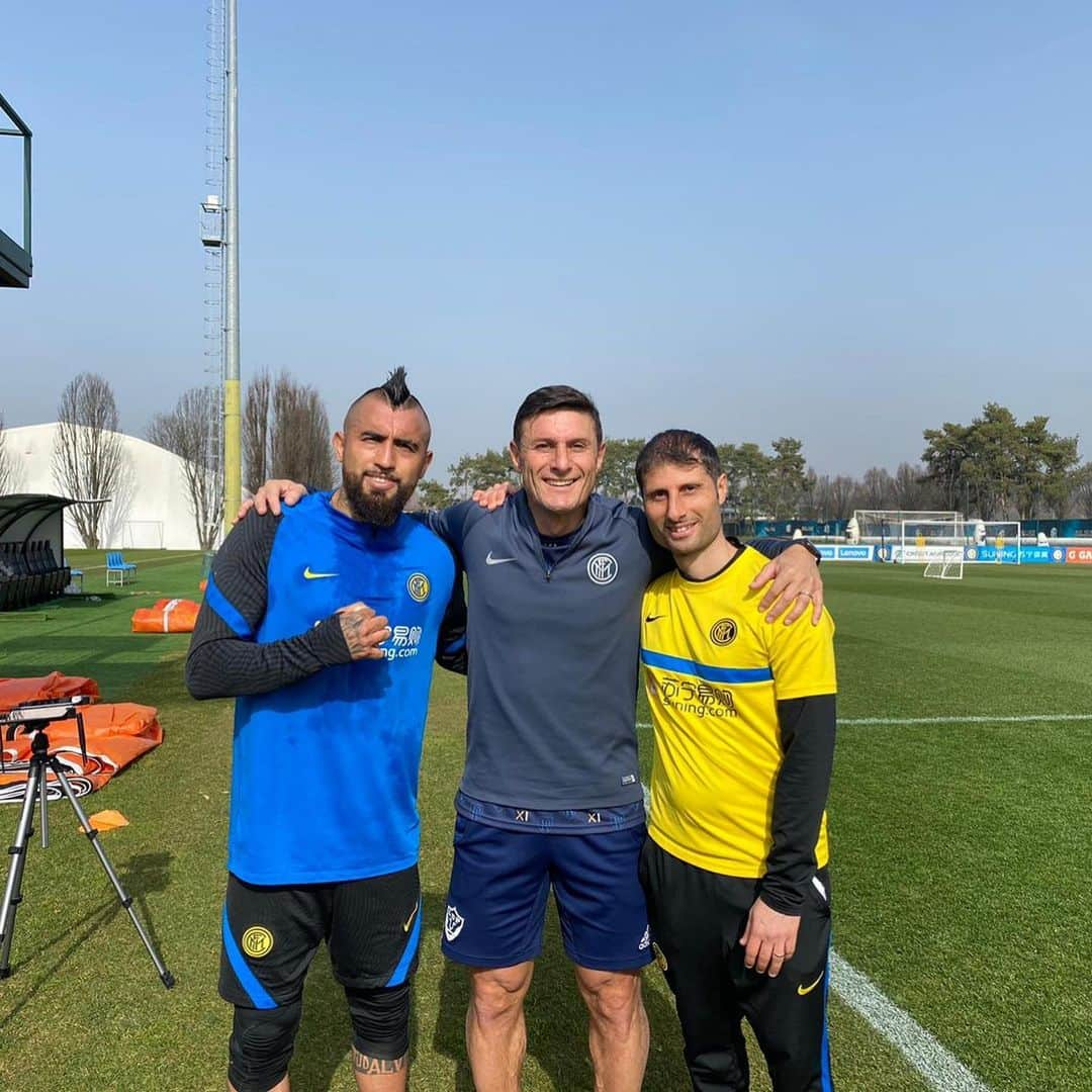 アルトゥーロ・ビダルさんのインスタグラム写真 - (アルトゥーロ・ビダルInstagram)「Terminamos por hoy!!!💪🏽💪🏽💪🏽 gracias por la compañía capitán @javierzanetti 🖤💙 Forza @inter 🖤💙 Stefano bruno 💪🏽💪🏽 🇨🇱 🇦🇷 🇮🇹」2月23日 22時42分 - kingarturo23oficial