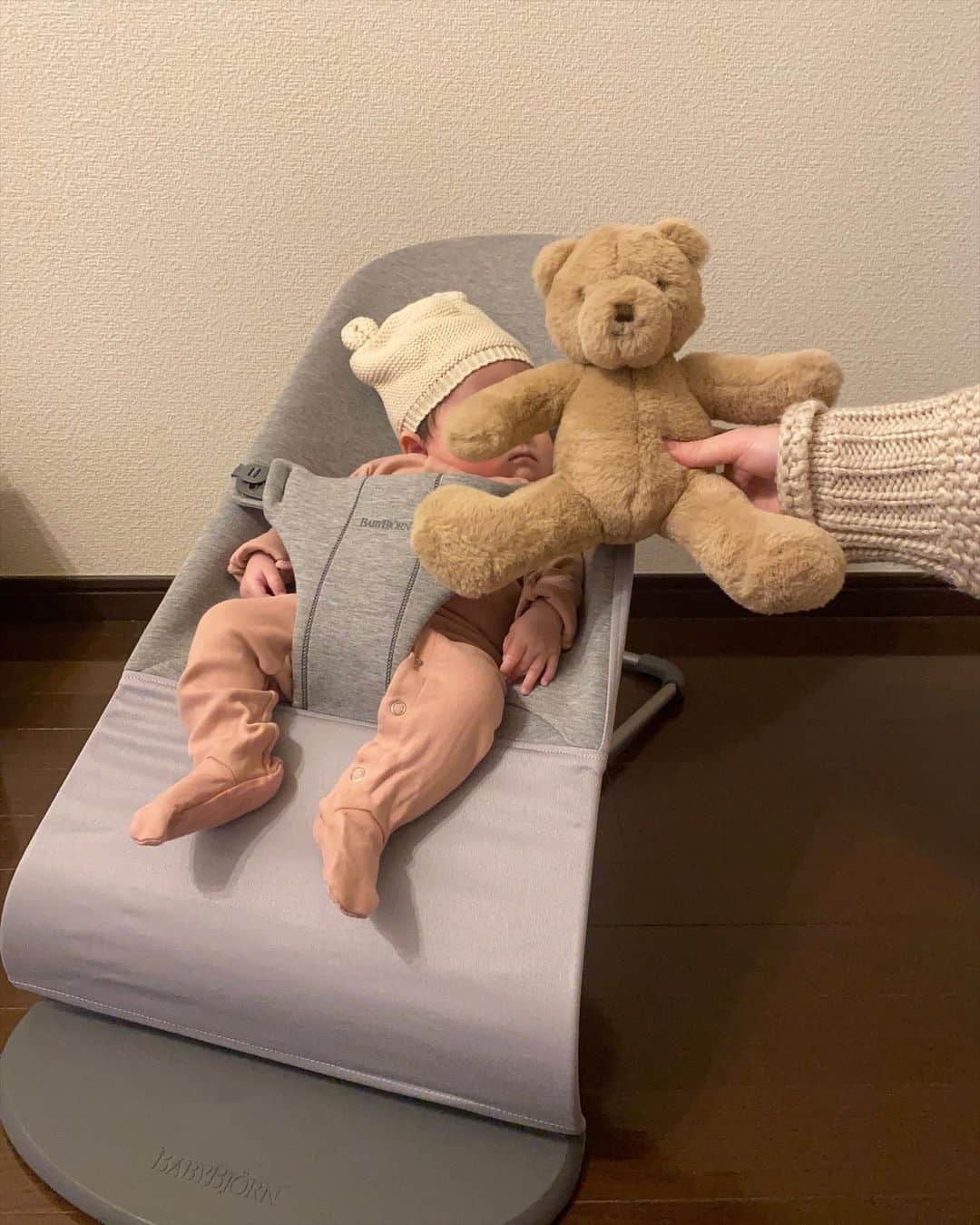 平木愛美のインスタグラム：「love🧸💓  べびコーデ。 rompers / lovedbaby knit cap / gap baby bouncer / baby bjorn 🐻 / tommy  最近我が家にやってきたバウンサーがお気に入り。🤍🤍🤍 @babybjorn   べびを包み込むようにフィットしてる姿が、可愛くて。 👨🏼も、これいーねー！可愛い💕可愛い言っておる。  自然な揺れがbabyを心地よくしてくれるし、月齢的にまだ自分の力ではそんなには揺らさないのですが、ひとりですやぁ。と眠りについてくれることもよくあったり☁️🌜🧡 ゆらゆらしながらご機嫌にママとお喋り。愛しい。 首すわり前の今から、２歳まで使えるのも嬉しいなぁ☺︎  カバーも簡単に取り外せて洗濯機で洗えるとのことなので、長く大切に使えそうです💫  ワンオペお風呂の時にも、役立ってる！！！✨✨  皆さんもバウンサー使ったりしてるのかなー？ オススメな使うタイミングなどあれば教えてください🌼  #babybjorn #ad #babygirl #love  #女の子ママ #生後2ヶ月 #バウンサー #ベビー用品 #ベビービョルン」