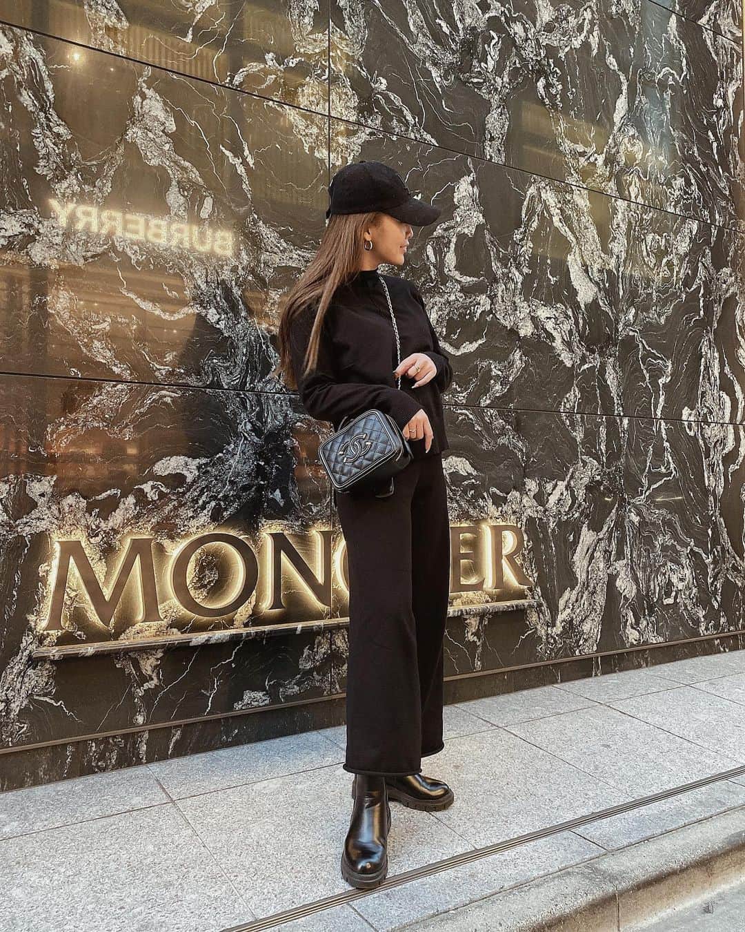Mのインスタグラム：「最近暖かくなってきたね🌷 この日は @selectshop_alohana のセットアップを着て 銀座までお出かけ✨ やっぱりオールブラックは私の中で鉄板👌🏾」