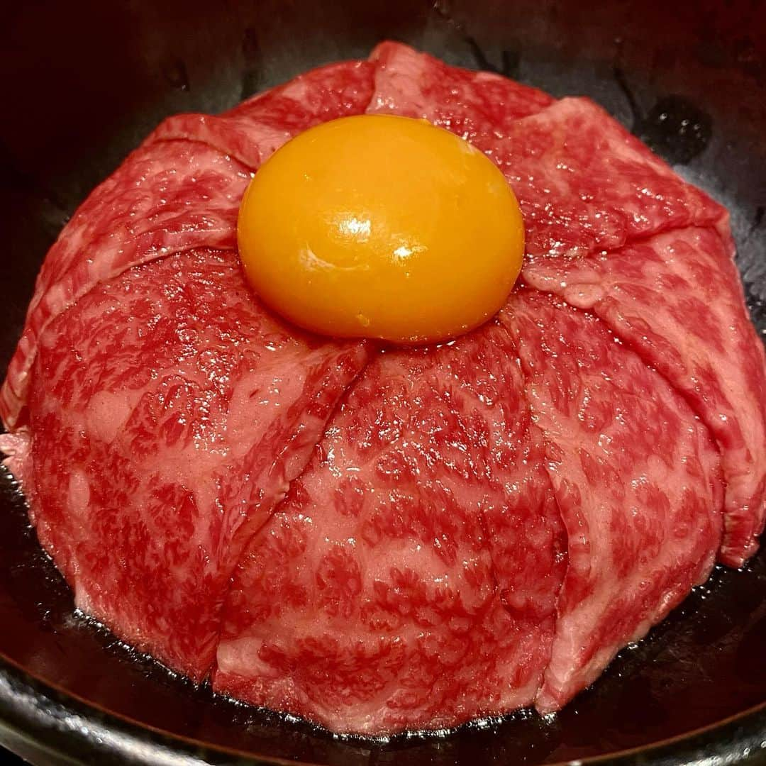 澤田修のインスタグラム：「焼肉じゅんの牛丼はひと味違う。  #焼肉じゅん  #二子玉川」