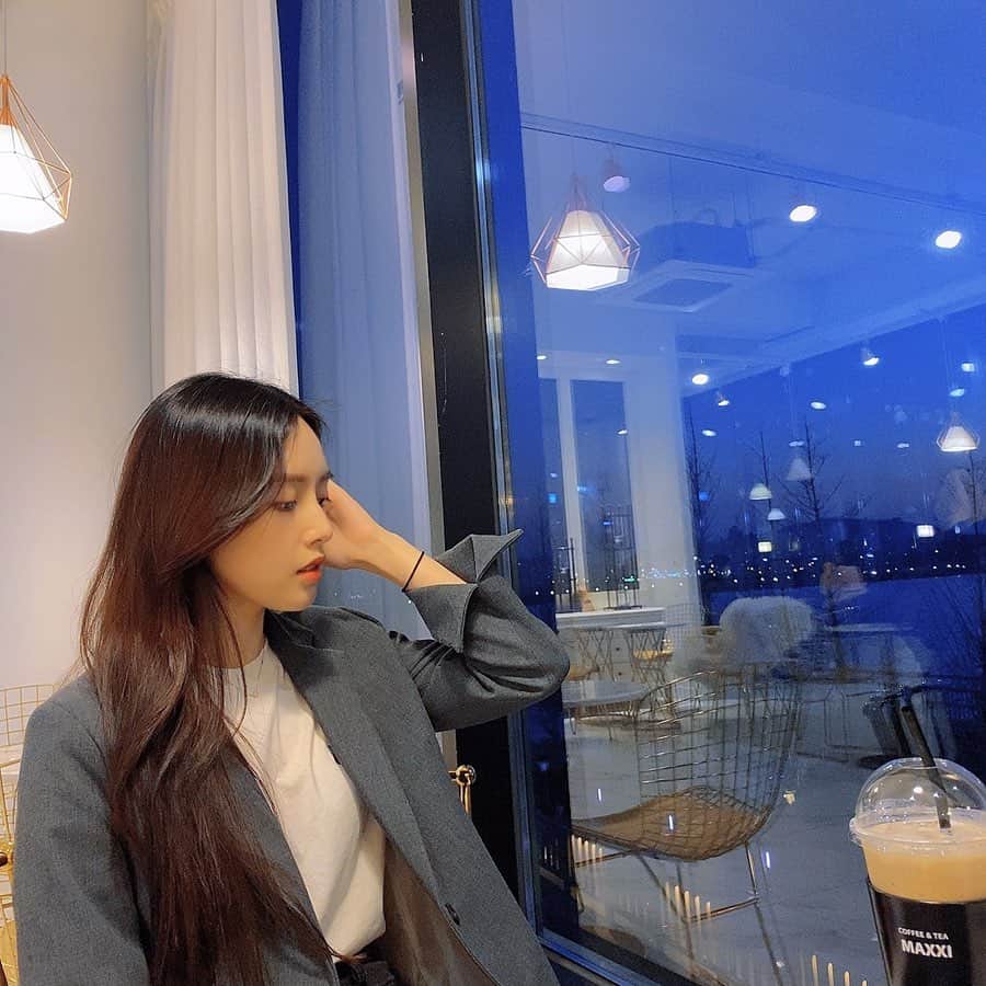 スジン さんのインスタグラム写真 - (スジン Instagram)「예쁜 카페가서 커피 마시고 싶어라〰️」2月23日 22時45分 - bbang_su