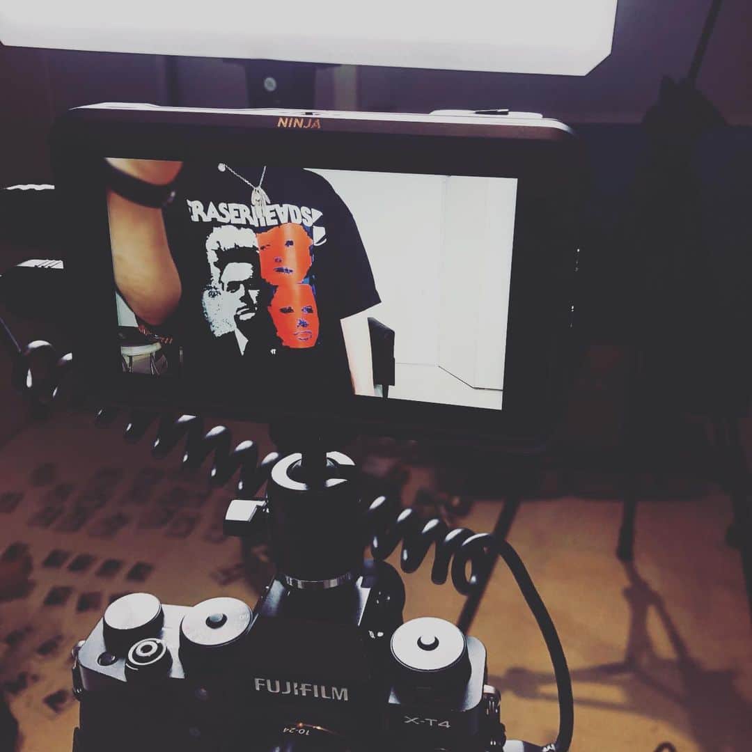 葵のインスタグラム：「昨日は春めいていたので新しいTシャツをおろしました。 ロックテイストのあるデザインを着るのが久しぶりだったのか 周りからは"懐かしい"と言われました。このTシャツフロントとバックのデザインと、フォルムに惹かれて即買いしたんです。良き。」