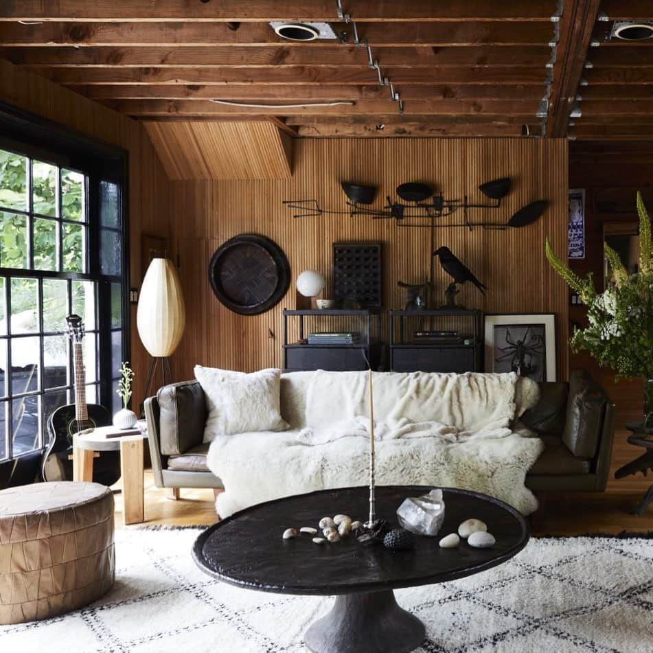 Homepolishのインスタグラム：「Relaxed rustic environments like this 1950s Montauk house designed by @rwguild create casual balance with refinement.   Photo: @nicole_franzen」