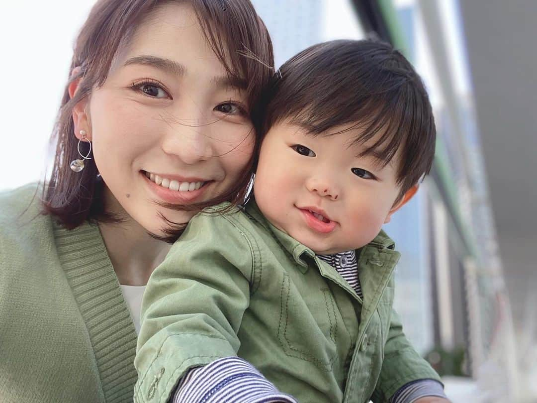 渡辺順子のインスタグラム：「☻︎☺︎︎ピタっ⸜❤︎⸝‍  親が好きな色は必然的に子供に受け継がれるw  女の子だと親子で同じ形のワンピースとかスカートとか お揃いのアイテムを着てリンクコーデできるから羨ましいなぁと常々思ってるんですけど…  男の子でも！！ 可愛い可愛い我が子とリンクしたくなるんです🥺 って事で似たカラーの色合わせでお揃い感を出して自己満してます*°♡  次はこのカーキ系の色を活かして'桜餅コーデ'しようと思います🌸😋  ⒷⒶⒷⓎ 𝚘𝚞𝚝𝚎𝚛 @gapkids  𝚝𝚘𝚙𝚜 @petitbateau_jp   写真撮ってると最終的にカメラ奪われる日常📷www  @tamahiyoinsta #たまひよ公式インスタグラマー  #成長記録🐣  #育児日記✏️  #はじめての育児  #男の子ママ  #親子リンクコーデ  #親子ペアルック  #gapkids #ギャップコーデ  #petitbateau #プチバトーコーデ  #おさんぽコーデ #ママコーディネート  #ootd  #ママスタグラム  #mamagirl  #babystagram  #べビスタグラ厶」