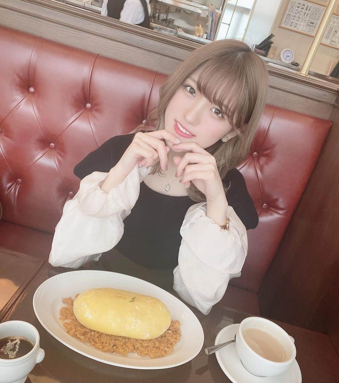 横山なつみのインスタグラム：「🥚🍳 . . . 行ってみたかったお店 @auxbacchanales_official  でスフレオムライス食べて幸せ . . 原宿駅の回りめっちゃ綺麗になってて 自分が中学くらいのとき来てた 古びた原宿じゃなくなっててさみし🥲 . .」