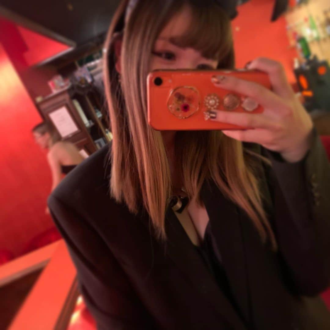 かなのインスタグラム：「ジャケット着た方がえちえちさでーへん？ 後ろにバニーちゃんいる笑笑  #ark&luna#バニー#バニーガール#バニーちゃん#うさぎ#🐰 #おっぱい」