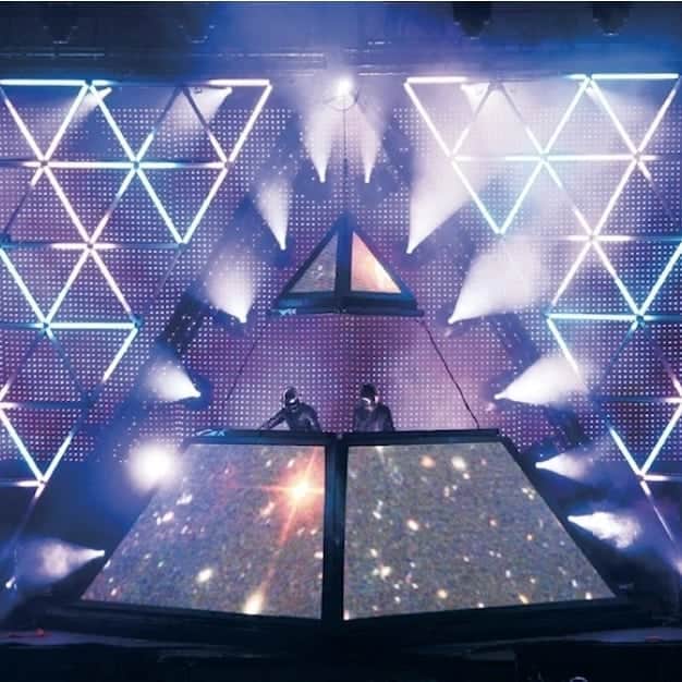 Crystal Kayのインスタグラム：「I'll never forget how I lost my then manager and then somehow moshed my way alone to the very front and center. I thought I was gonna die lol. But it was worth it but never again. Glad this show was the last for me. Innovative. Dreamy. Edgy. So. Fucking. Catchy!! Thankyou for your music @daftpunk. Forever gonna be rocking to your killer samples and beats. 大好き。2007のツアーで当時のマネージャー二人で行って、モッシュで押しつぶされそうになりながらもなぜか一人で一番前のどセンターにたどり着いた私。もうフェスは絶対いかないと決めた日でもあったけど、やばい経験だった。その時だけ時空にいたな。最高な音楽をありがとう😭❤️」