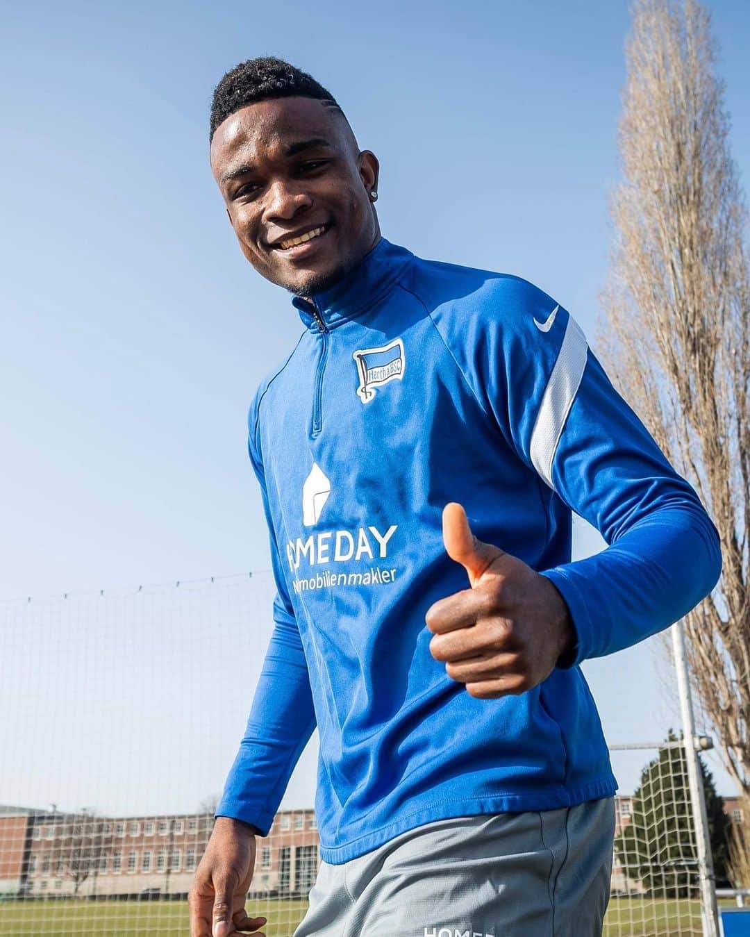 ヘルタ・ベルリンのインスタグラム：「Da strahlt heute jemand mit der ☀️ um die Wette auf dem Schenckendorffplatz! 🤩 Willkommen zurück, @jhoncordoba9! 💙 . . #WOBBSC #GemeinsamHertha #HaHoHe #herthabsc」