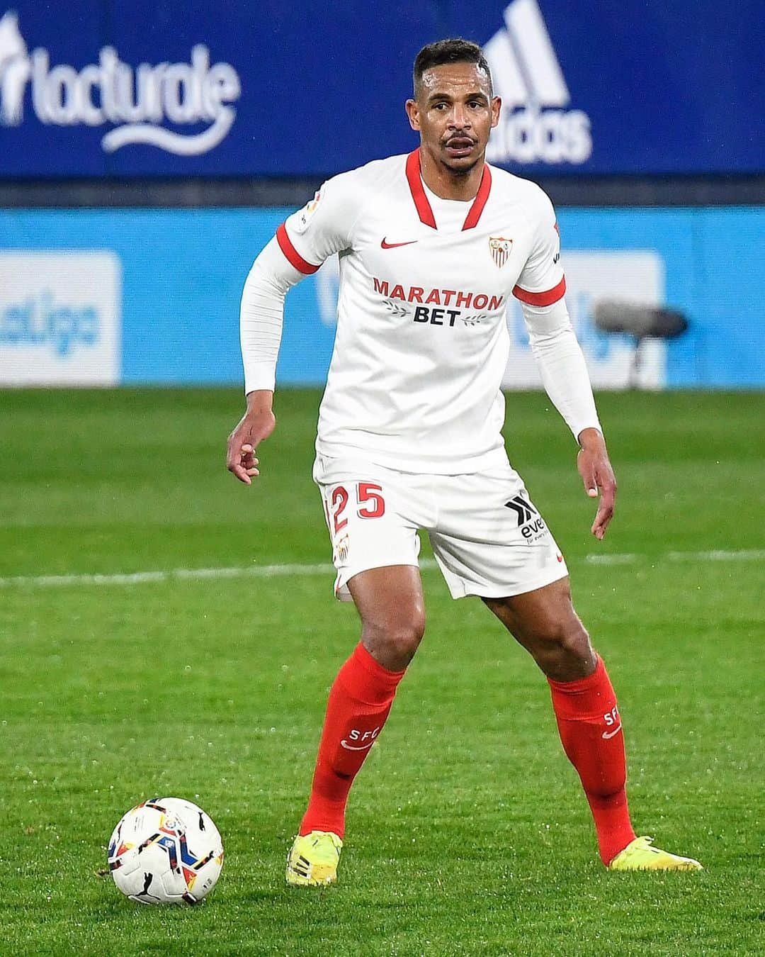 セビージャFCのインスタグラム：「🏆 La afición sevillista ha elegido a Fernando como el jugador más seguro en el #OsasunaSevillaFC.   ¡Buen trabajo, @fernandoreges! 🇧🇷 👏🏻 @eisenarseguros 🤝  #WeareSevilla #laliga」