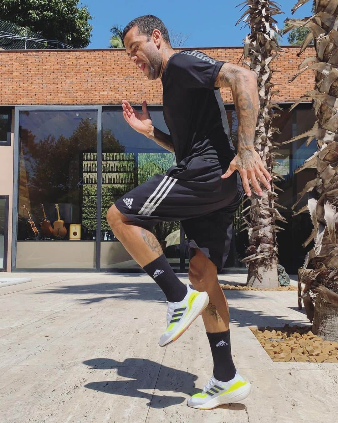 ダニエウ・アウヴェスさんのインスタグラム写真 - (ダニエウ・アウヴェスInstagram)「Energia 100% confirmada! #UltraBoost21 @adidasbrasil」2月23日 22時54分 - danialves