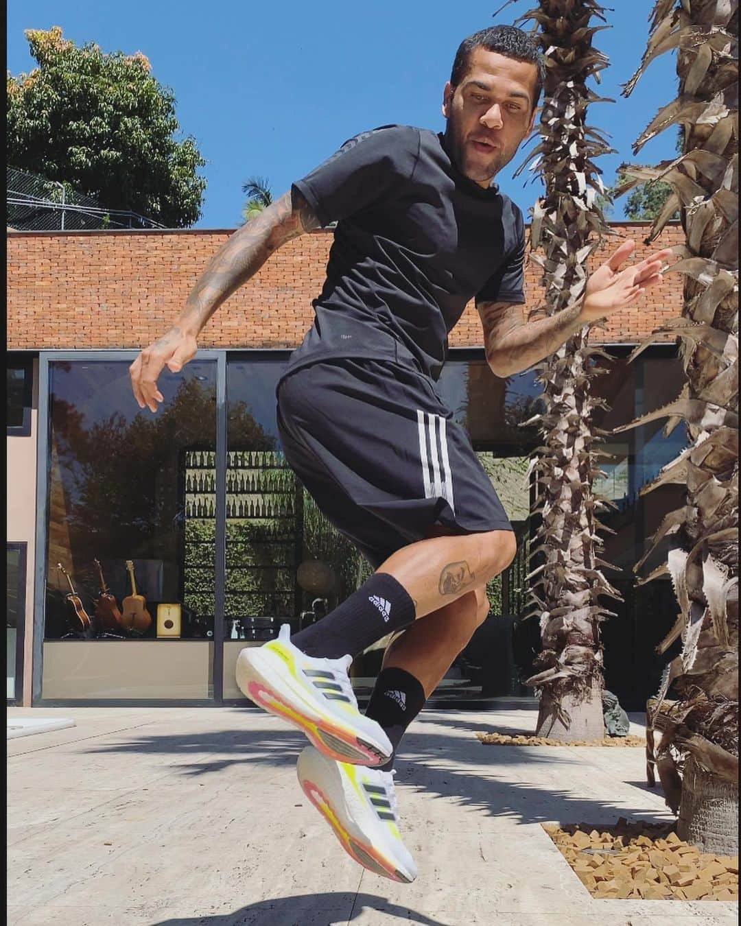 ダニエウ・アウヴェスさんのインスタグラム写真 - (ダニエウ・アウヴェスInstagram)「Energia 100% confirmada! #UltraBoost21 @adidasbrasil」2月23日 22時54分 - danialves