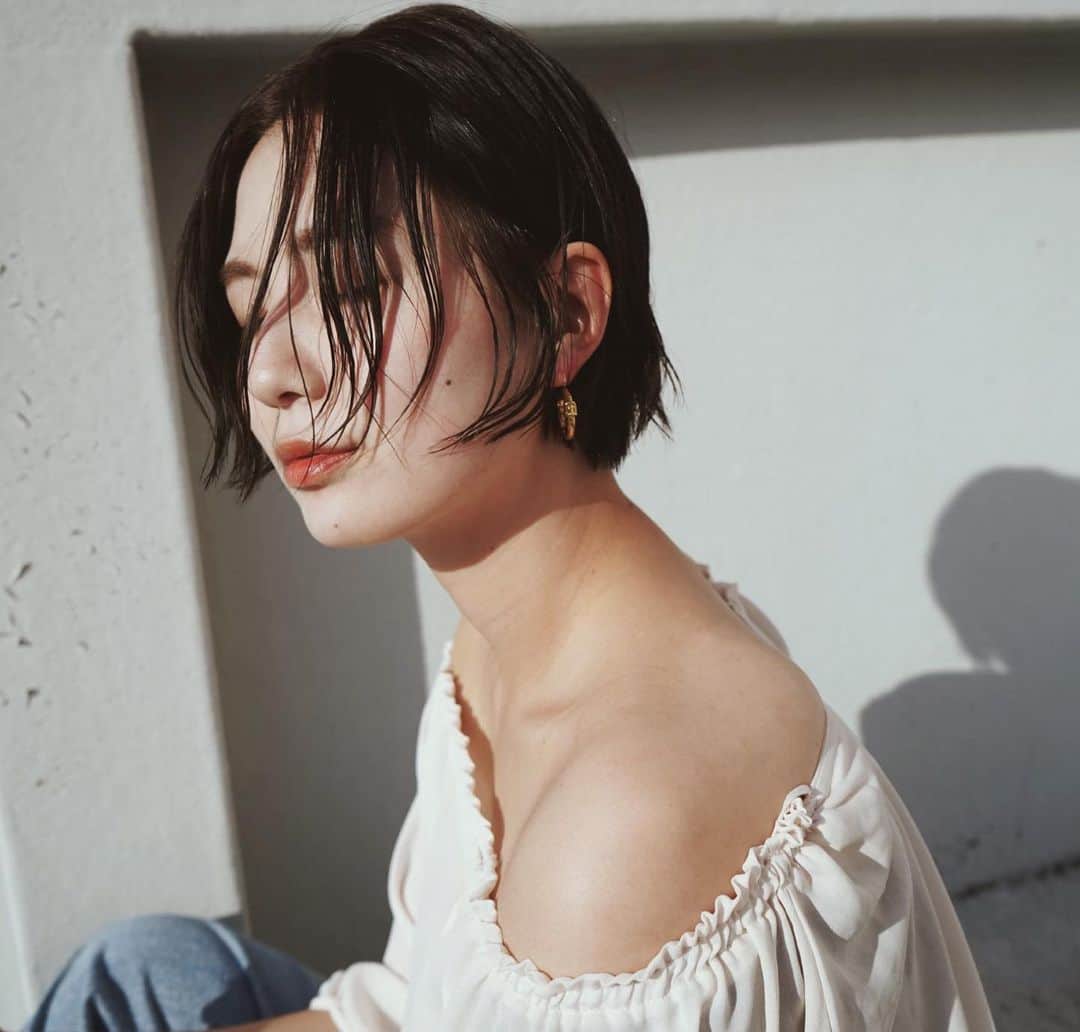 のインスタグラム：「お仕事再開に向けて髪の毛を整えました✂️ お気に入りのピアスは　@ipsa_jewels   photo @kawagishi0526 パパ」