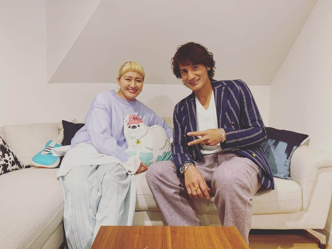 丸山桂里奈さんのインスタグラム写真 - (丸山桂里奈Instagram)「本日ヒルナンデスありがとうございました🌞🥠とても楽しい時間でしたー夫婦出演もさせていただき生放送でしたが、安心感がありました🔛 そして、そのあとはCM撮影があり大好きなスタッフさんとご一緒できたので最高に幸せでした👌👌👌 幸せな時間をありがとうございます。そして、出会いは宝物ですね。 2人で帰宅してから晩酌しながら、小学生のときに駄菓子屋さんでよく食べていた焼きそばえびせんを食べました🤨ほろよいと一緒に🍺最高すぎて、まもなく3本目です。 明日も朝からロケですが、とにかく笑顔で楽しみます。今は色々な世の中ですが笑顔でいればパワーがつく気がします😍😍😍 明日もよろしくお願いします‼️  #夫婦 #生放送 #cm #色々チャレンジさせていただいてます #夫婦でcm楽しいです #たくさんできますように #元気と笑顔で免疫力あげましょう #健康一番 #サントリー #ほろよい #晩酌が癒しのひととき #明日も笑顔で #いい意味で #インスタバエ」2月23日 22時57分 - karinamaruyama