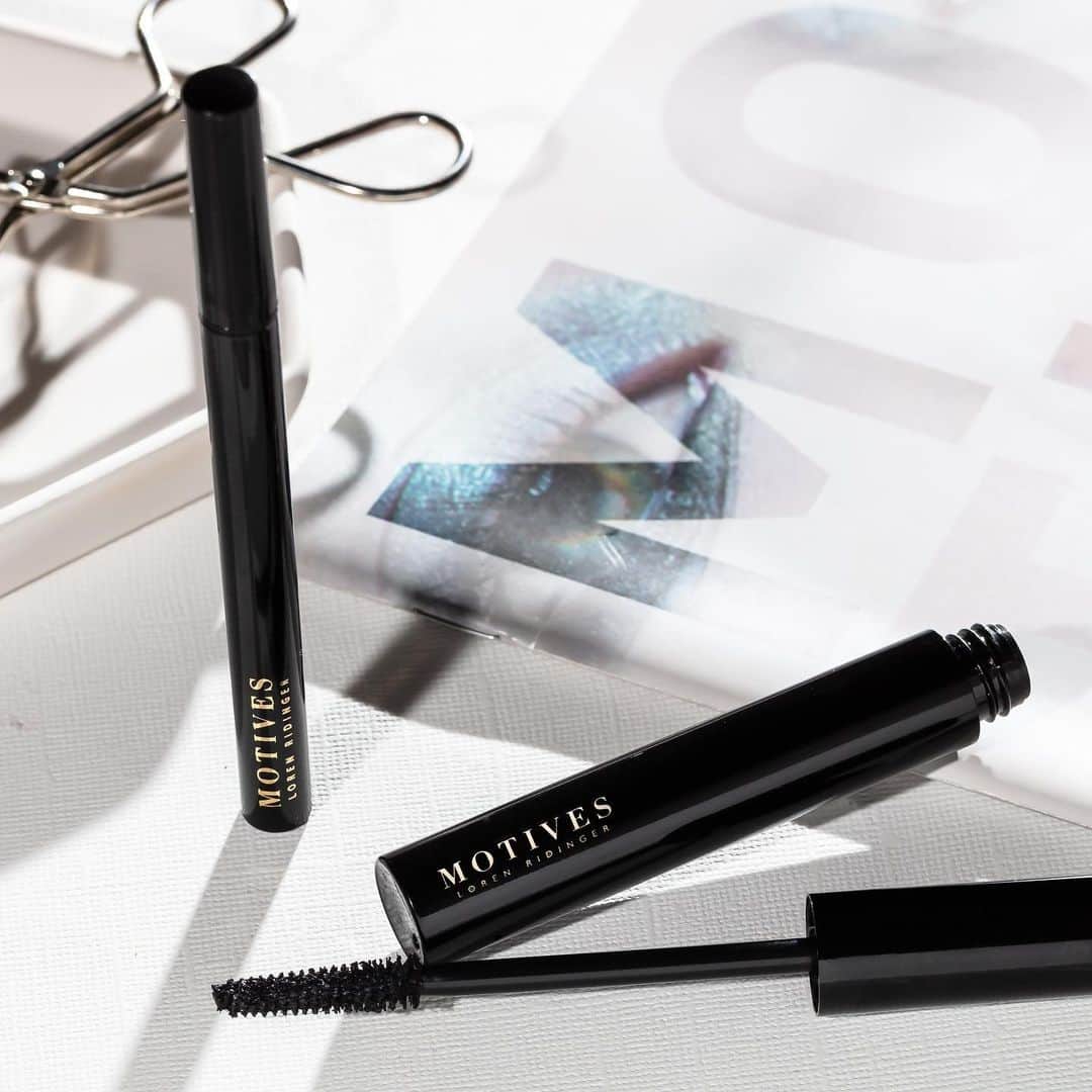 Motives Cosmeticsのインスタグラム：「Be honest...Have you ever used a lash curler? Make sure to do so BEFORE you apply mascara and it may just change the game for your lashes 🖤 Finish the look off with the Precisely The Point Liquid Liner and let your eyes do the talking. Tap the image to add to your makeup bag. 💋」
