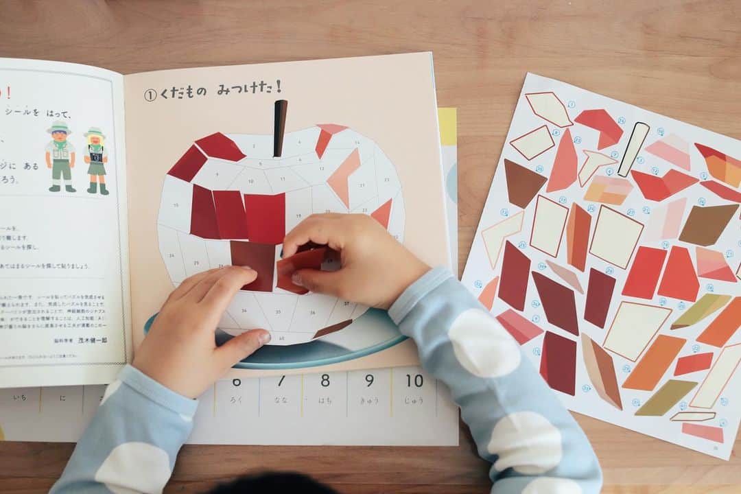 のインスタグラム：「最近息子がハマってるシールパズルの本。1枚1枚番号が振られたシールをぺたぺた貼って絵を完成させていくのだけど、毎日熱心に取り組んではグラデーションの綺麗な作品を完成させています。本全体が探検ストーリー仕立てになってるのも面白い✨  息子が着てるのは、きなこ×ベルメゾンコラボ服のパジャマ。身長115cmの息子は120サイズを着てます😊  ▶︎シールパズル、roomに載せてます☺︎ ▶︎コラボ服はブログの《コラボアイテム》から詳細見られます☺︎」