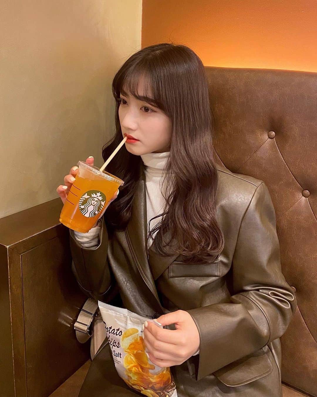 河﨑莉奈のインスタグラム：「髪の毛サラサラ復活🥲🤍 ヘアトリートメントしてもらいました🧴 @asahi.akamee  いつもありがとうございます🙏🏻 マッサージも気持ちよくてスッキリ！ 髪の毛大事にしていきたいな🪞✨」