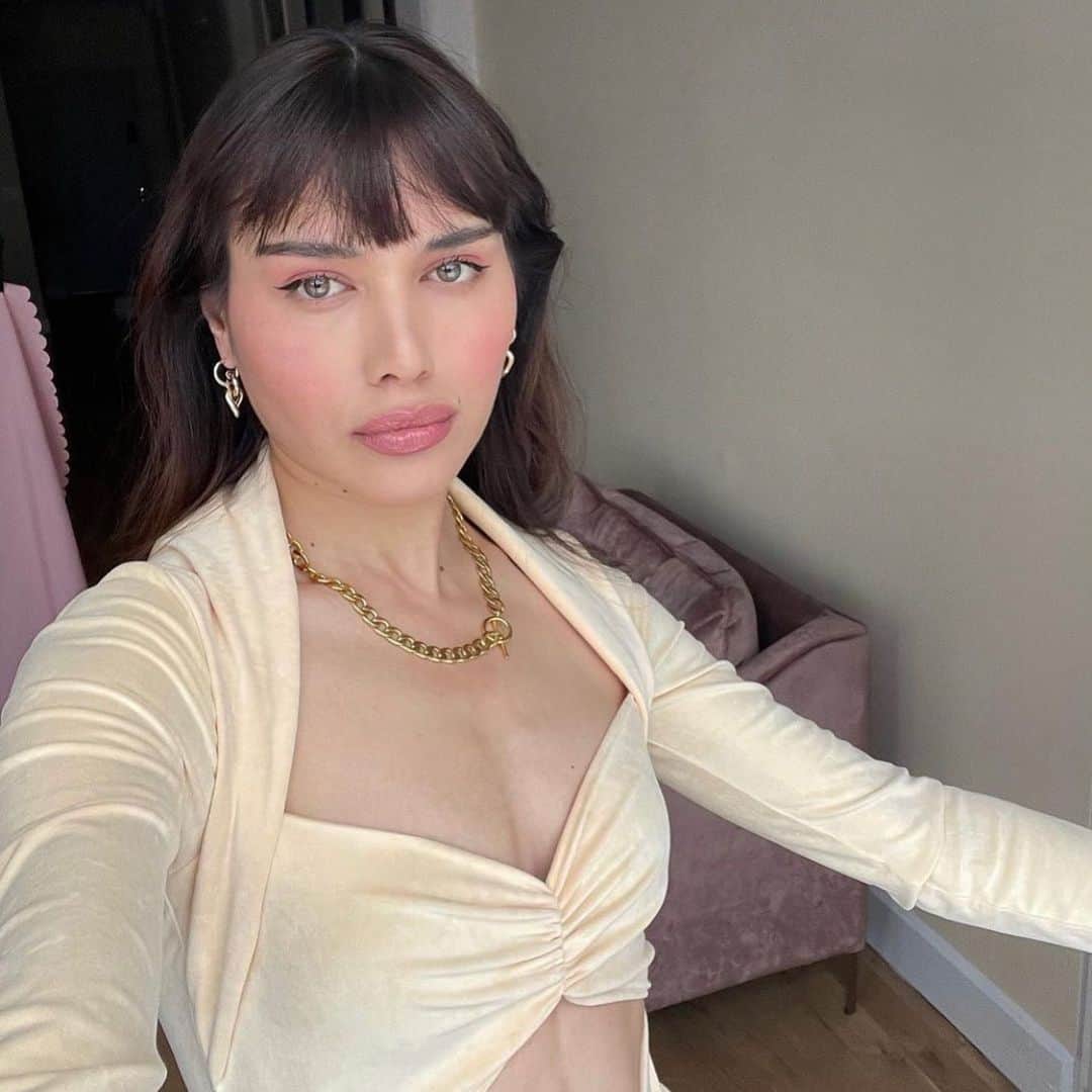 ダニジョーのインスタグラム：「GOLDEN GIRL 🔑 @natalieoffduty in the Kaia earrings #dannijogirls」