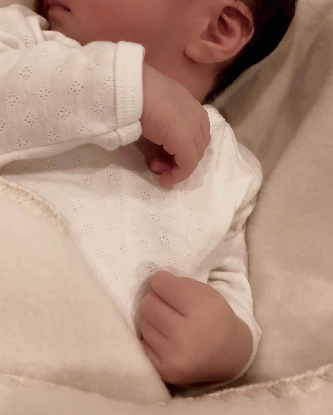 永田杏奈のインスタグラム：「・ 先週、無事に出産を終え退院しました。 出産した瞬間から、家族が3人になり今までとは違う形の幸せを感じる事が出来て些細なことで感動する日々。 寝不足だけど、顔を見るたび愛おしくて堪らない...❤︎ 私にこんな感情を教えてくれてありがとう。 これからの成長が楽しみです☺︎  因みに初産にしては、スムーズで陣痛促進剤を打ってから6時間で産まれてきてくれました🕊 お祝いのお言葉も沢山頂きありがとうございます🙏✨」