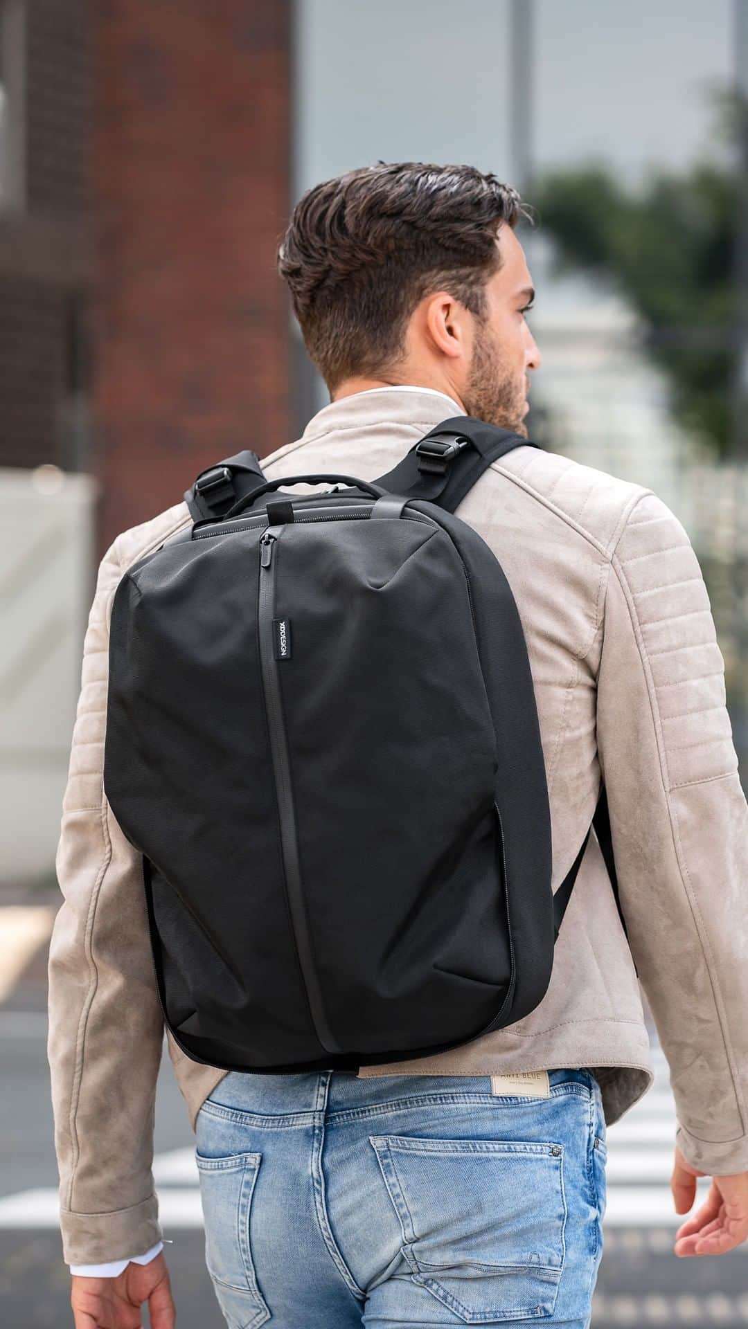 XD Designのインスタグラム：「Flexible and practical, the XD Design Flex Gym bag is a business backpack and gym bag in-one. Convert the backpack from business to gym style by simply expanding the front pocket. Adding an additional 8 liters in capacity.」