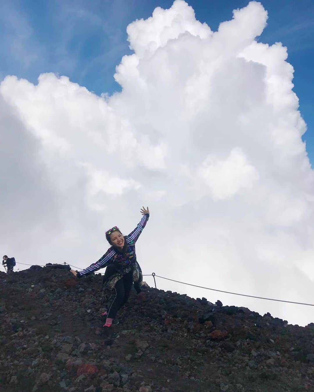 南武果歩のインスタグラム：「今日は富士山の日🗻 ってことで😃 富士山は見るものでなく登るものだー‼️‼️🗻🗻🗻なんて…  人生で体力的に一番キツい日でした…🏃‍♀️笑  今年は蝶ヶ岳いくぞー🏔‼️  #mountfuji」