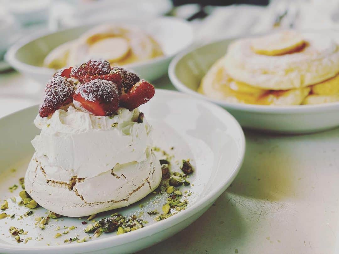 入来茉里さんのインスタグラム写真 - (入来茉里Instagram)「ぺろり😋♡ @billsjapan   #bills #pancakes #sweets #instafood #instalike  #instapic #リコッタパンケーキ  #リコッタチーズパンケーキ  #スイーツ #cafe #ビルズ #パブロバ #いちご #いちごスイーツ #いちご好き」2月23日 23時14分 - iriki.mari_official